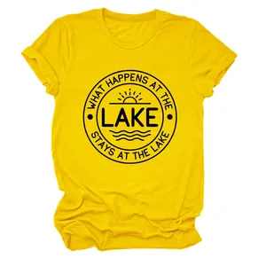 T-shirt jaune décontracté à col rond avec imprimé graphique 'What happens at the lake'.