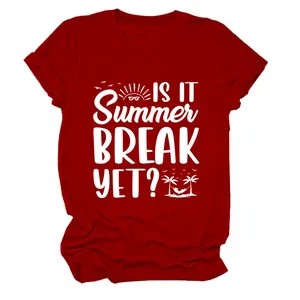 Damen T-Shirt in Weinrot mit weißem „Is It Summer Break Yet?“ Spruch und Rundhals