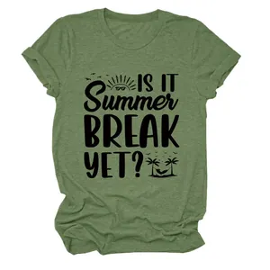 Grünes Damen T-Shirt mit 'Is It Summer Break Yet?' Grafikdruck-Detail