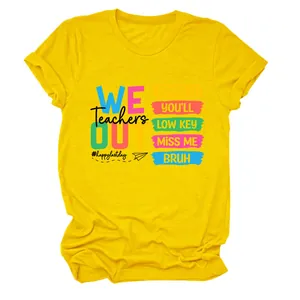 Gedetailleerde macro-opname van de kleurrijke grafische print op een geel T-shirt met ronde hals