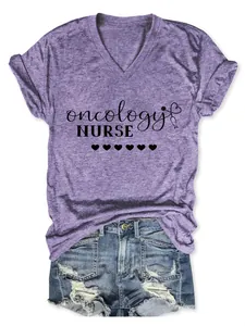 Lila V-Ausschnitt T-Shirt für Damen mit 'Oncology Nurse' Aufdruck und Stethoskop-Grafik