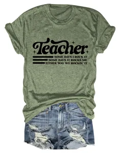 Vista dettagliata della stampa Teacher quote su una t-shirt da donna in cotone verde oliva