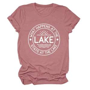 Vue détaillée d'un t-shirt mauve avec impression graphique circulaire du slogan Lake