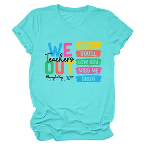 Detailweergave van de Teachers We Out grafische print op een turquoise T-shirt.