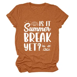 Detailansicht der 'Is It Summer Break Yet?' Grafik auf einem orangefarbenen T-Shirt.