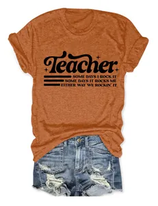 Dettaglio t-shirt arancione con scritta Teacher e pantaloncini in denim stile vintage chic