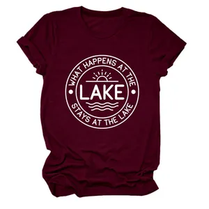 Gros plan d'un t-shirt bordeaux affichant l'imprimé graphique 'What Happens At The Lake'.