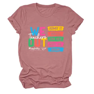 Close-up van een roze leraren-T-shirt met kleurrijke geprinte slogans erop