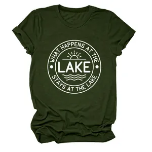 Vue détaillée d'un t-shirt vert foncé avec slogan Lake et col rond confortable