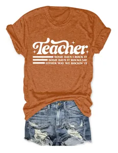 T-shirt grafica arancione da insegnante abbinata a pantaloncini di denim