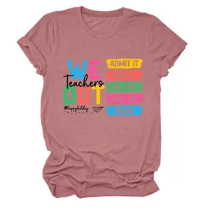 Detail van een mauve dames T-shirt met de levendige kleurrijke 'Teachers We Out' tekst