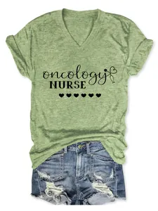Grünes Damen T-Shirt mit V-Ausschnitt und Oncology Nurse Aufdruck in der Nahaufnahme