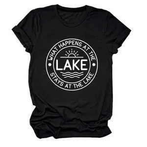 Détail de l'imprimé graphique blanc sur un t-shirt noir à col rond pour femme