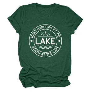 Détail d'un t-shirt vert foncé à col rond avec imprimé Lake dans un cercle blanc