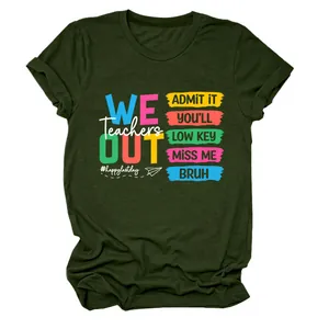 Detailweergave van een legergroen T-shirt met levendige Teachers We Out grafische print