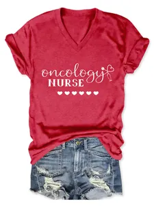 Rotes Damen-T-Shirt mit V-Ausschnitt und oncology NURSE Aufdruck sowie Stethoskop-Detail