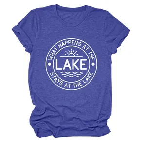 Vue détaillée du graphique 'What Happens at the Lake' sur un T-shirt violet chiné