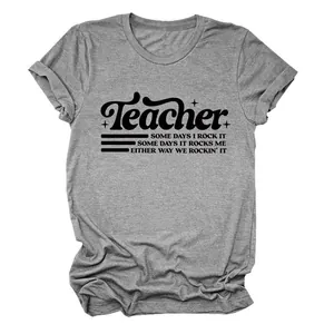 Dettaglio della stampa grafica Teacher su una comoda maglietta in cotone grigio a girocollo
