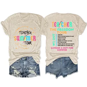 Gedetailleerd voor- en achteraanzicht van het beige Teacher Freedom Tour t-shirt.