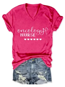 Magenta Damen T-Shirt mit V-Ausschnitt, 'oncology nurse' Aufdruck und Stethoskop Grafik