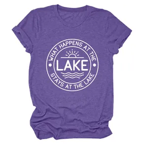 Détail d'un t-shirt violet pour femme avec imprimé What Happens at the Lake