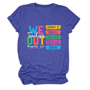 Gedetailleerde weergave van de kleurrijke print op een blauw leraar T-shirt