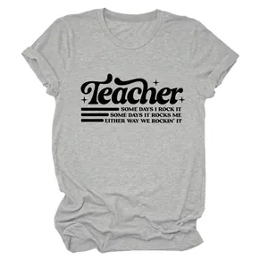 Vista dettagliata della t-shirt grigia a maniche corte con stampa grafica Teacher