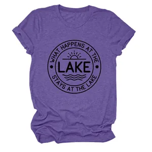 Détail du t-shirt violet pour femme avec impression graphique de slogan sur le thème du lac.