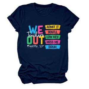 Detail van kleurrijke 'Teachers We Out' print op donkerblauw T-shirt met ronde hals