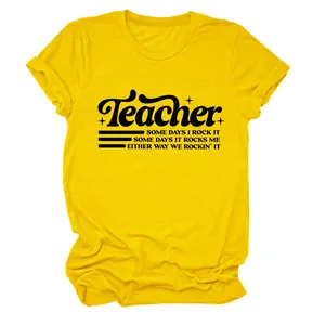 Dettaglio del retro slogan Teacher nero su una maglietta in cotone giallo acceso vibrante.