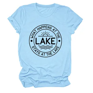 Détail d'un t-shirt femme bleu clair avec l'imprimé 'What Happens at the Lake'