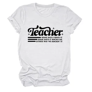 Vista dettagliata dello slogan 'Teacher' stampato su una comoda maglietta in cotone bianco