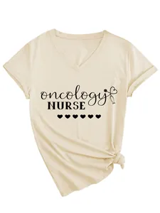 Detailansicht des Oncology Nurse Grafikdrucks auf beigem V-Ausschnitt Damen T-Shirt