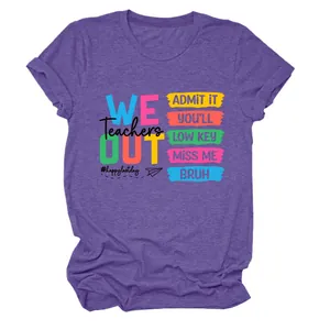 Gedetailleerd overzicht van kleurrijke grafische print op paars leraar t-shirt