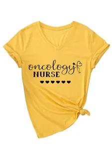 Gelbes V-Ausschnitt T-Shirt mit Oncology Nurse Print und Herz-Stethoskop-Motiv