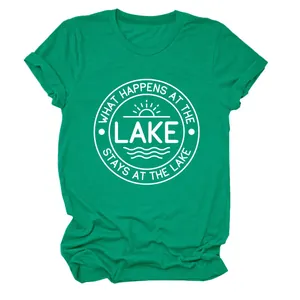 Détail d'un t-shirt femme vert avec l'imprimé 'What Happens at the Lake' en blanc