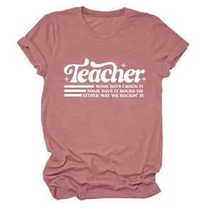 Dettaglio della stampa Teacher su t-shirt rosa a girocollo con maniche corte.