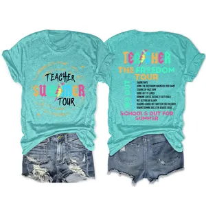 Voor- en achterkant detail van groenblauw Teacher Summer Tour t-shirt met grappige tekst