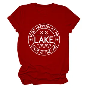 Détail d'un t-shirt rouge pour femme avec imprimé blanc 'What Happens At The Lake'