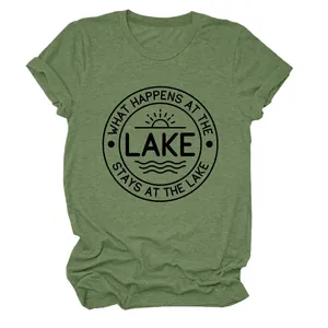 T-shirt décontracté vert olive pour femme avec imprimé 'What happens at the lake'
