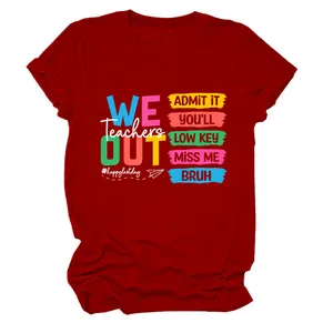 Close-up van een rood T-shirt met levendige Teachers We Out typografische print.
