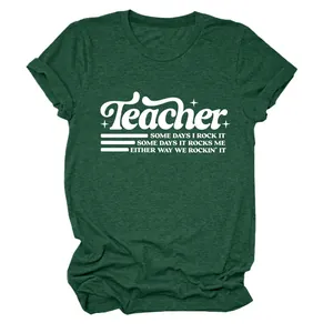 Dettaglio della stampa grafica Teacher su t-shirt in cotone verde scuro a girocollo