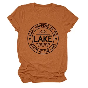 T-shirt femme décontracté à manches courtes avec graphique 'What Happens At The Lake'
