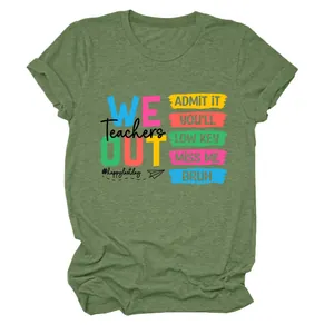 Detailweergave van een groen grafisch T-shirt met Teachers We Out slogan-print