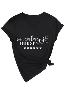 Vorderseite eines schwarzen V-Ausschnitt Onkologie Krankenschwester T-Shirts mit Druck