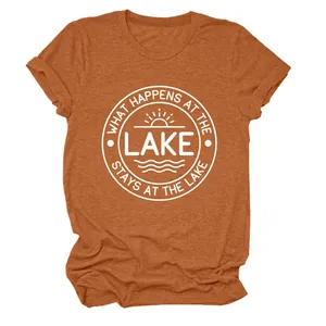 Gros plan d'un t-shirt orange rouille avec logo blanc 'What happens at the lake'.