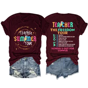 Voor- en achteraanzicht van het Teacher Freedom Tour grafisch T-shirt voor dames in bordeaux