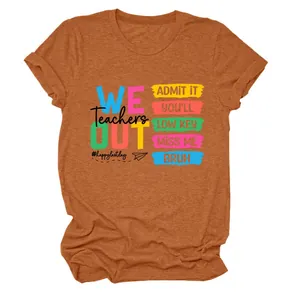 Detail van het oranje dames T-shirt met de Teachers We Out slogan grafische print.