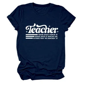 Primo piano di t-shirt blu scuro a maniche corte con citazione Teacher stampata