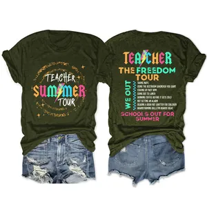 Detail van olijfgroen Teacher Summer Tour T-shirt met rugopdruk en denim shorts.